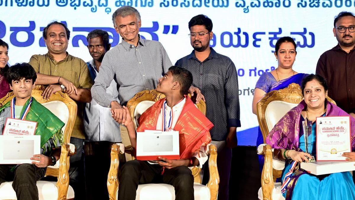 Pratibha Puraskar: Minister felicitates 181 top student achievers