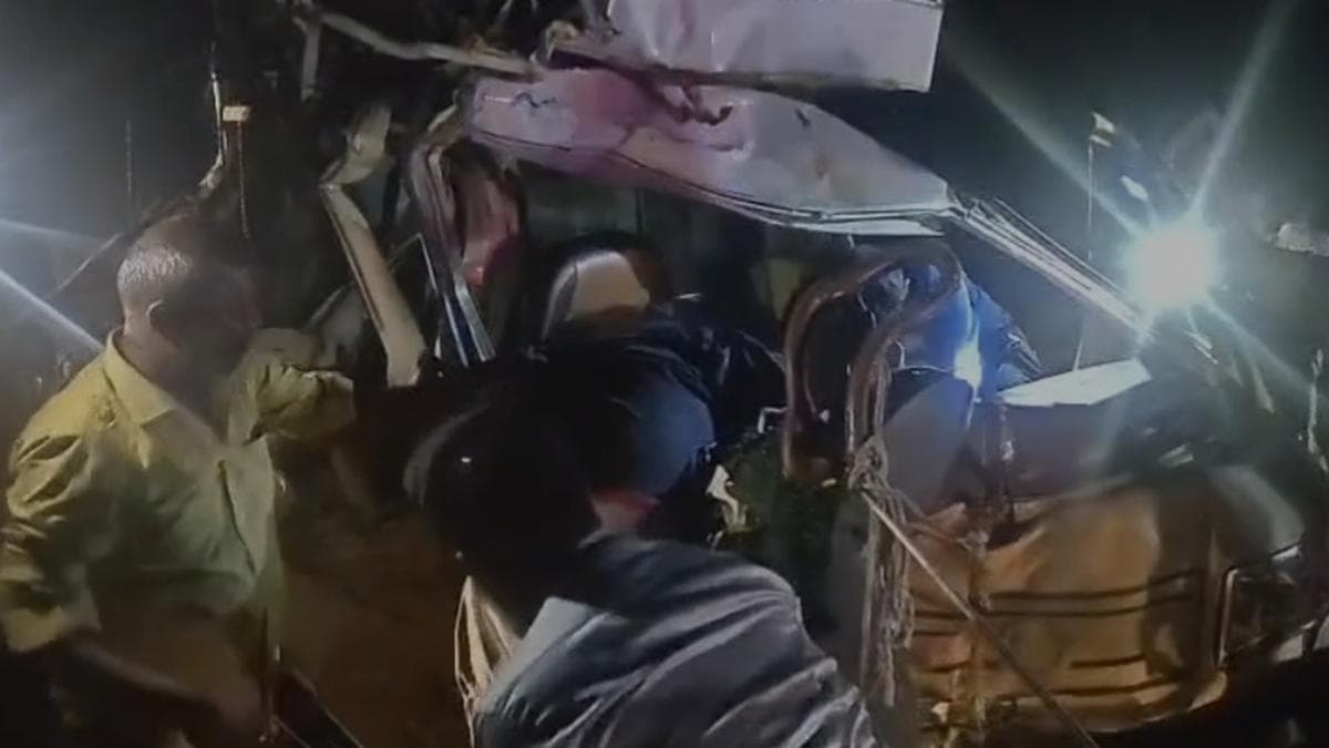 Eight pilgrims from Chikkamagaluru killed, 12 hurt as vehicle rams truck near Mantralayam in Kurnool district